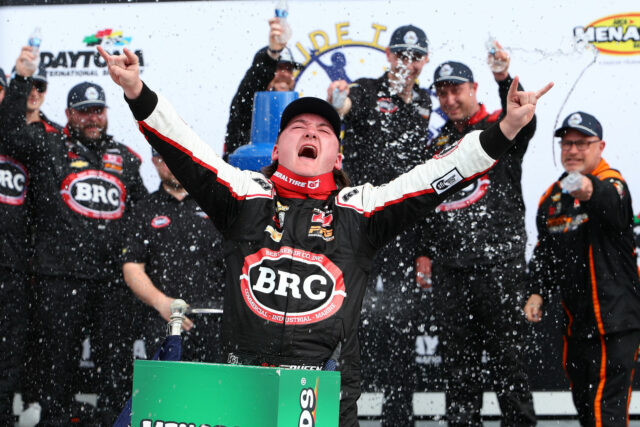 Brendenova kráľovná odhaľuje pocity pred jej nákladným autom NASCAR v Indianapolise

