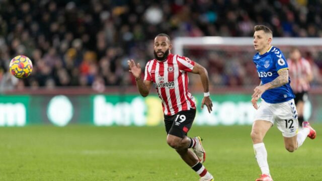 Brentford sa vydal na tretiu ponuku Bryan Mbuma ako Manchester United Dig Heels za nadčasy

