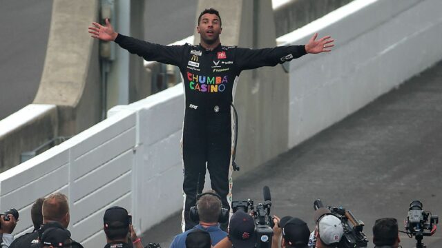 Bubba Wallace berie Brickyard 400; 1. Čierny vodič vyhrá Indy

