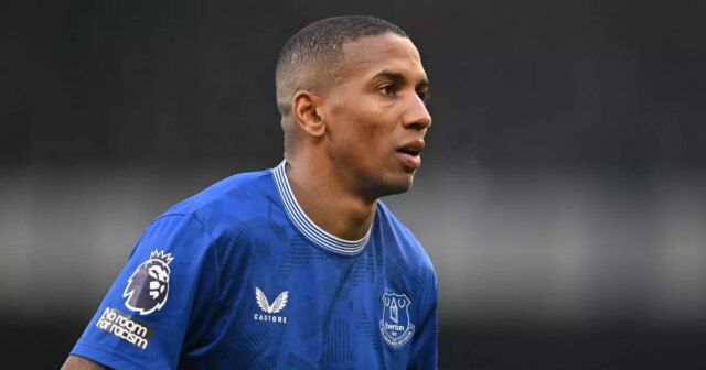 Bývalá hviezda UTD Ashley Young ponúkla návrat do Boyod Club uprostred rozhodnutia o dôchodku

