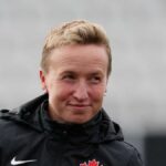 Bývalý tréner Kanady Bev Priestman, ktorý trénuje ženský tím Phoenix po jednoročnom zadržaní FIFA