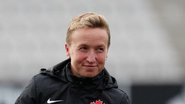 Bývalý tréner Kanady Bev Priestman, ktorý trénuje ženský tím Phoenix po jednoročnom zadržaní FIFA

