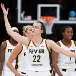 Caitlin Clark je zahrievaný pomocou WNBA REF