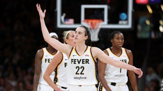 Caitlin Clark je zahrievaný pomocou WNBA REF

