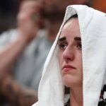 Caitlin Clark z Indiana Fever je na lavičke po zjavnom zranení v druhej polovici basketbalovej hry WNBA
