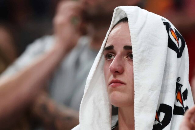 Caitlin Clark z Indiana Fever je na lavičke po zjavnom zranení v druhej polovici basketbalovej hry WNBA