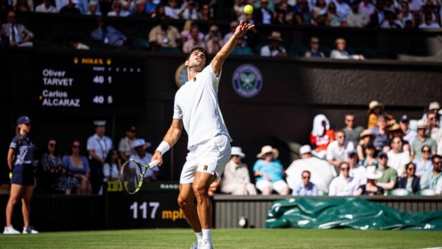 Carlos Alcaraz, kampaň Wimbledon, rieši problémy so službami po ťažkostiach po ťažkostiach

