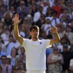 Carlos Alcaraz zo Španielska oslavuje víťazstvo v zápase druhého mužského kola proti Oliverovi Tarvetovi v Británii na majstrovstvách tenisu vo Wimbledone v Londýne v stredu 2. júla 2025