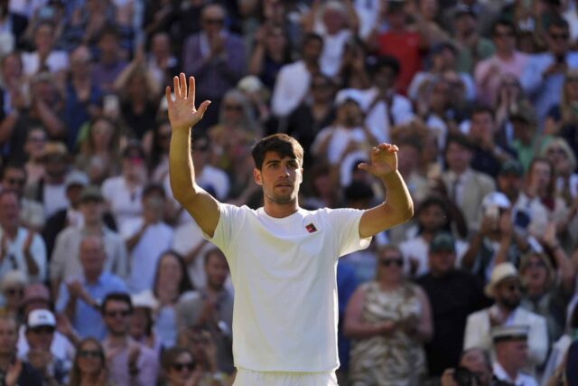 Carlos Alcaraz zo Španielska oslavuje víťazstvo v zápase druhého mužského kola proti Oliverovi Tarvetovi v Británii na majstrovstvách tenisu vo Wimbledone v Londýne v stredu 2. júla 2025