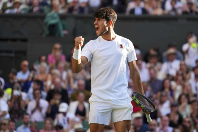 Carlos Alcaraz Španielsko oslavuje po porazení britského Norrie Camerona počas štvrťfinále zápasu mužských singlov na Wimbledon Tennis Championships v Londýne v utorok 8. júla 2025.