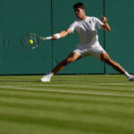 30. júna 2025; Wimbledon, Spojené kráľovstvo; Carlos Alcaraz (ESP) dosiahol forehand proti Fabio Fognini (ITA) (nezobrazený) v deň jedného z majstrovstiev, Wimbledon 2025 v klube All England Lawn Tennis and Croquet Club. Povinný kredit: Geoff Burke-Imagn Images