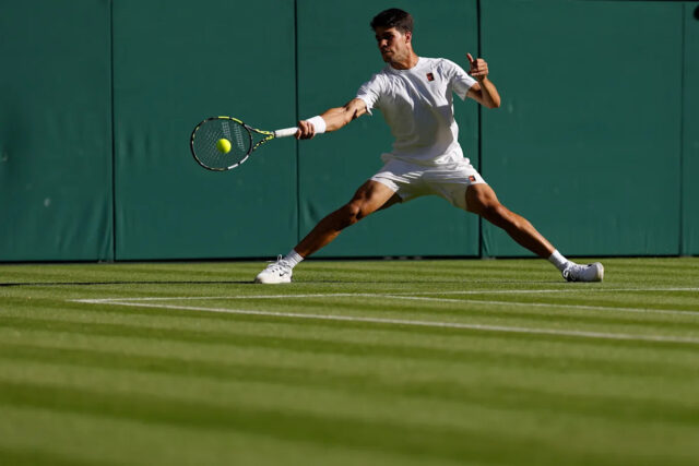30. júna 2025; Wimbledon, Spojené kráľovstvo; Carlos Alcaraz (ESP) dosiahol forehand proti Fabio Fognini (ITA) (nezobrazený) v deň jedného z majstrovstiev, Wimbledon 2025 v klube All England Lawn Tennis and Croquet Club. Povinný kredit: Geoff Burke-Imagn Images