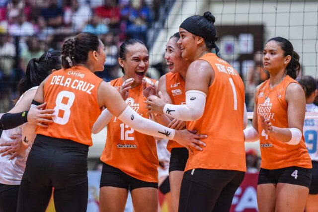Farmárske líšky Foxies počas PVL na prehliadke Tour proti Galériám Highrisers