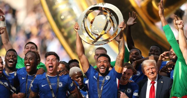 Chelsea `` Retirez '' Donald Trump de la photo du club de la Coupe du monde de la Coupe du monde après un moment maladroit
