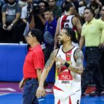 Chris Ross zo San Miguel Bemen počas zápasu 1 filipínskeho pohára PBA proti TNT Tropang 5G.