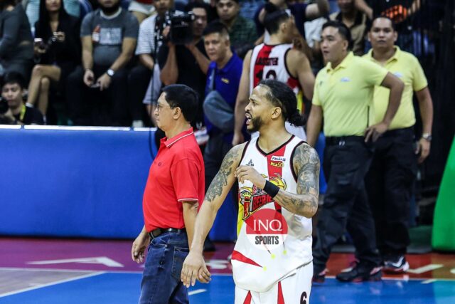 Chris Ross zo San Miguel Bemen počas zápasu 1 filipínskeho pohára PBA proti TNT Tropang 5G.