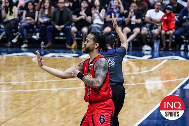 Chris Ross zo San Miguel Bemen počas zápasu 4 filipínskeho pohára PBA vs TNT Tropang 5G.