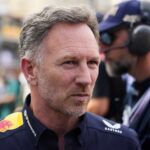 Christian Horner, riaditeľ tímu Red Bull, prechádza jamami po klasifikačnom zasadnutí pred závodom Monako Grand Prix na trati Monaco de Monaco, sobota 24. mája 2025.