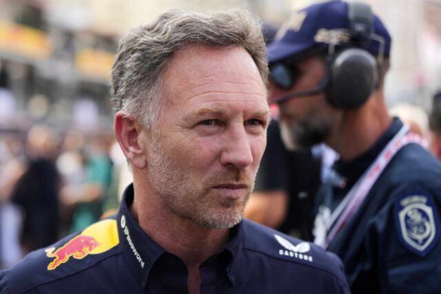 Christian Horner, riaditeľ tímu Red Bull, prechádza jamami po klasifikačnom zasadnutí pred závodom Monako Grand Prix na trati Monaco de Monaco, sobota 24. mája 2025.