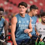 Christian Norgaard robí konverzáciu Thomasa Franka Tottenhama a Mikel Arsenal