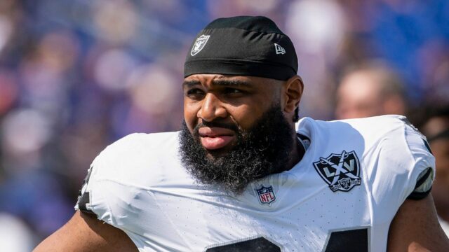Christian Wilkins sa pokúsil pobozkať spoluhráča na hlavu skôr, ako bol vyrezaný

