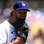 Clayton Kershaw zabuchne rukavice od Dodgers, klobúk vo frustrácii
