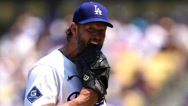 Clayton Kershaw zabuchne rukavice od Dodgers, klobúk vo frustrácii

