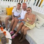 Cole Palmer si užil čas na Ibize so zakladateľom Ocean Beach Tony Truman a jeho dcéra Kiki