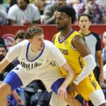 Cooper Flagg Randen Bonny James v debute letnej ligy NBA, keď Mavs vyhrá