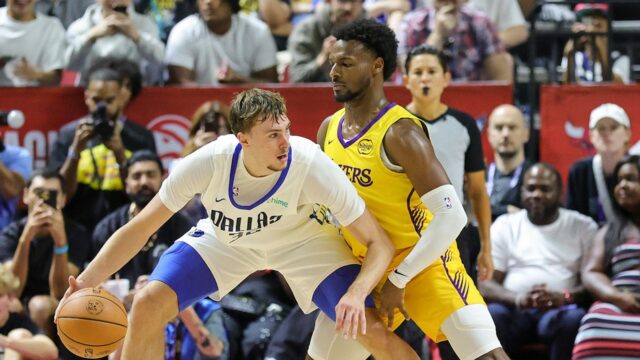 Cooper Flagg Randen Bonny James v debute letnej ligy NBA, keď Mavs vyhrá

