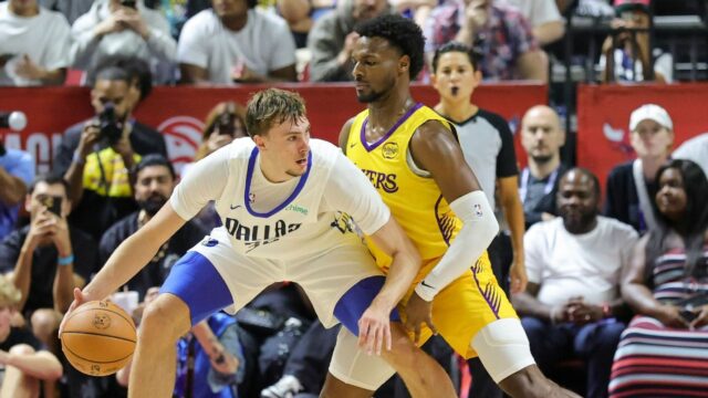 Cooper Flagg vyhrá debut Summer League napriek nerovnomernému ukazovaniu

