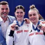 Andrea Cressolini-Sirieix, dcéra televízie Fred Sirieix (vľavo), požadovala minulý rok bronz s Lois Toulson (vpravo) 10m synchronizovaného potápania na olympijských hrách v Paríži v minulom roku