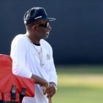 Deion Sanders navštevuje tábor Buccaneers pri prvom tréningu syna Shila