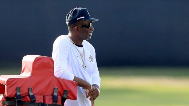 Deion Sanders navštevuje tábor Buccaneers pri prvom tréningu syna Shila

