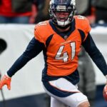 Denver Broncos linebacker Drew Sanders v praxi zranený