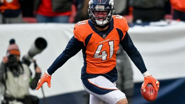 Denver Broncos linebacker Drew Sanders v praxi zranený

