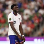 Derby vyhrajte závod pre objektív a pekný cieľ Patrick Agyemang