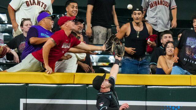 Diamondbacks zakazuje držiak sezónnych kariet pre niekoľko ventilátorov

