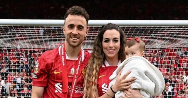 Diogo pre niekoho manželku a rodinu prichádzajú do kaplnky na súkromné ​​oživenie hviezdy a brata Liverpoolu

