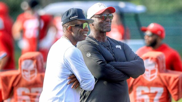 Dion Sanders navštevuje syna vo výcvikovom tábore Bucs

