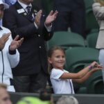 Tara, dcéra Novak Djokovič v Srbsku, hrá tanec a oslavuje svojho otca, ktorý prekonal Miomir Kecmanovic de Srbia počas tretieho zápasu mužských singlov na majstrovstvách tenisu vo Wimbledone v Londýne v sobotu 5. júla 2025.