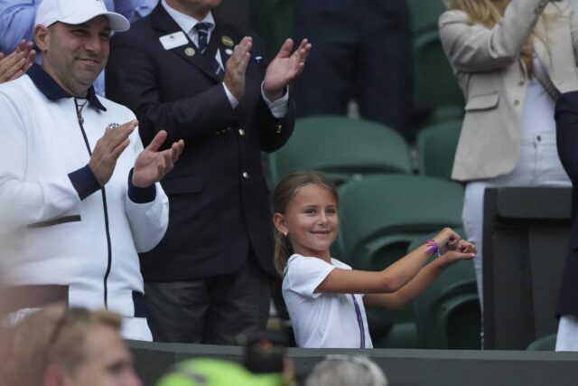 Tara, dcéra Novak Djokovič v Srbsku, hrá tanec a oslavuje svojho otca, ktorý prekonal Miomir Kecmanovic de Srbia počas tretieho zápasu mužských singlov na majstrovstvách tenisu vo Wimbledone v Londýne v sobotu 5. júla 2025.
