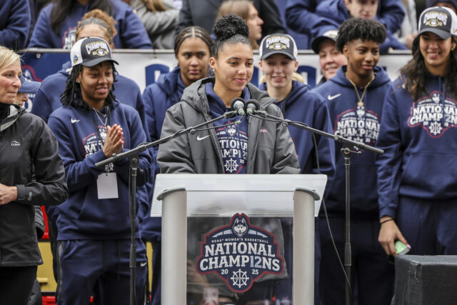 Dni po odhalení nového dobrodružstva, Azci FUDD UConn sumarizuje WNBA All Star Weekend so zadným klipom scén  

