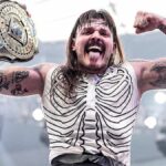 Dominik Mysterio je poslaný záhadný dar po tom, ako sa hviezda WWE Raw ponorí do klubovne Juding Day Clubhouse