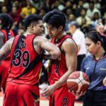 Don Trollano a Jericho Cruz de San Miguel Bemenmen počas zápasu 2 filipínskeho pohára PBA proti TNT tnt tnt tnt Tnt Tnt Tred Tropang 5G.