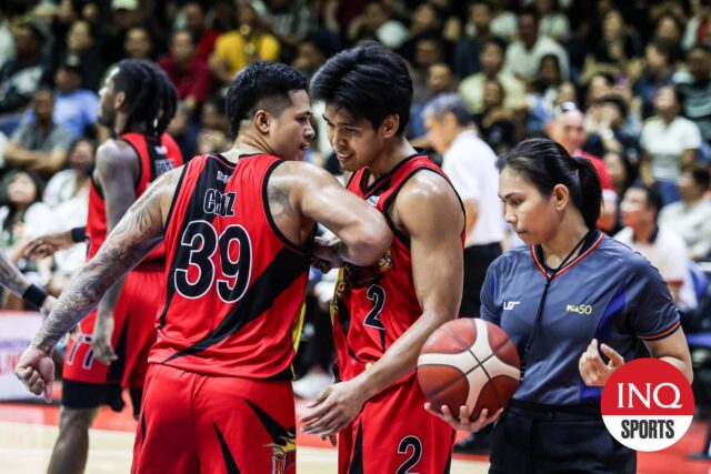 Don Trollano a Jericho Cruz de San Miguel Bemenmen počas zápasu 2 filipínskeho pohára PBA proti TNT tnt tnt tnt Tnt Tnt Tred Tropang 5G.
