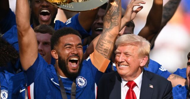 Donald Trump a accusé de «faire un John Terry» lors de la Coupe du monde du club - et de la médaille des sacs
