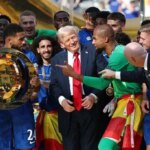 Donald Trump défie la FIFA en refusant de quitter la lifting du trophée du Chelsea Club World Cup Cup