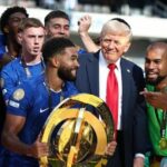 Donald Trump havaruje Chelsea Trophy Lift a tvár Kola Palmer hovorí tisíc slov Futbalový šport