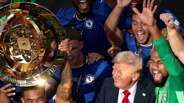 Donald Trump hovorí, že trofej svetového pohára v klube zostať v oválnej kancelárii


